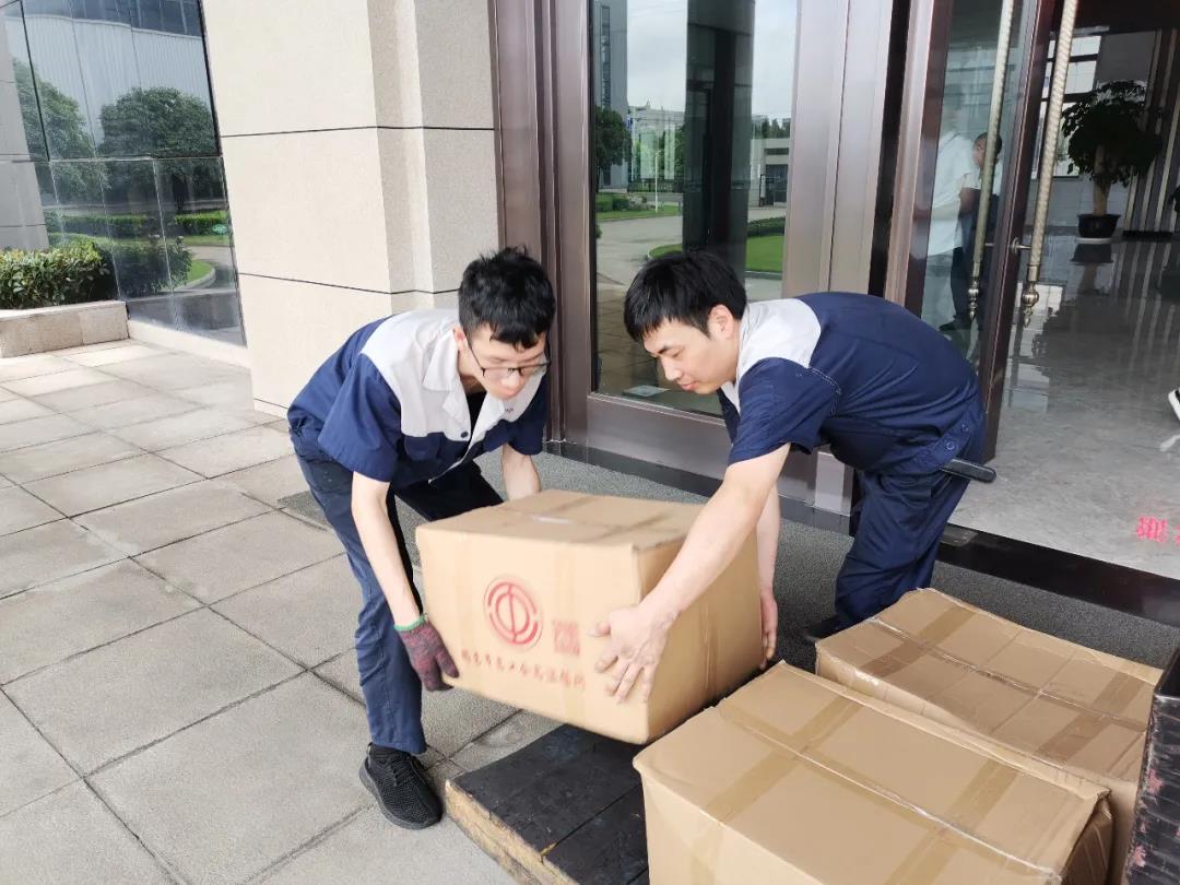 “夏日送清涼”，通力向生產(chǎn)一線(xiàn)員工分發(fā)市總工會(huì )夏日慰問(wèn)品